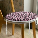 - RealHomes Yuvarlak Fermuarlı Minder - Realhomes  Siyah Zemin Üzerinde Pembe Renkli Çizim Dijital Baskılı Modern Yuvarlak Fermuarlı Sandalye Minderi Realhomes