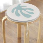 - RealHomes Yuvarlak Fermuarlı Minder - Realhomes  Renkli Zemin Üzerinde Onedraw Çizimli Yaprak Motifli Dijital Baskılı Modern Yuvarlak Fermuarlı Sandalye Minderi Realhomes