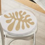 - RealHomes Yuvarlak Fermuarlı Minder - Realhomes Renkli Zemin Üzerinde Onedraw Çizimli Yaprak Motifli Dijital Baskılı Modern Yuvarlak Fermuarlı Sandalye Minderi Realhomes