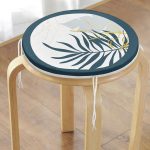 - RealHomes Yuvarlak Fermuarlı Minder - Realhomes Beyaz Zeminde Onedraw Çizimli Yaprak Desenli Dijital Baskılı Modern Yuvarlak Fermuarlı Sandalye Minderi Realhomes