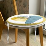 Beyaz Zeminde Onedraw Çizimli Renkli Oval Obje Dijital Baskılı Modern Yuvarlak Fermuarlı Sandalye Minderi Realhomes