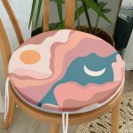 - RealHomes Yuvarlak Fermuarlı Minder - Realhomes  Pastel Renkli Zemin Üzerinde Ay Güneş Temalı Dijital Baskılı Modern Yuvarlak Fermuarlı Sandalye Minderi Realhomes