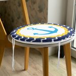 - RealHomes Yuvarlak Fermuarlı Minder - Realhomes  Lacivert Zemin Üzerinde Çapa Çizimli Dijital Baskılı Modern Yuvarlak Fermuarlı Sandalye Minderi Realhomes