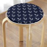 - RealHomes Yuvarlak Fermuarlı Minder - Realhomes Lacivert Zemin Üzerinde Çapa Desenli Dijital Baskılı Modern Yuvarlak Fermuarlı Sandalye Minderi Realhomes