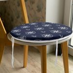 - RealHomes Yuvarlak Fermuarlı Minder - Realhomes  Lacivert Zemin Üzerinde Modern Pusula Desenli Dijital Baskılı Modern Yuvarlak Fermuarlı Sandalye Minderi Realhomes