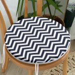 Beyaz Zemin Üzerinde Lacivert Renkli Geometrik Çizimli Dijital Baskılı Modern Yuvarlak Fermuarlı Sandalye Minderi Realhomes