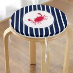 - RealHomes Yuvarlak Fermuarlı Minder - Realhomes  Beyaz Zemin Üzerinde Renkli Yengeç Desenli Dijital Baskılı Modern Yuvarlak Fermuarlı Sandalye Minderi Realhomes