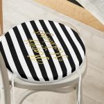 - RealHomes Yuvarlak Fermuarlı Minder - Realhomes Beyaz Zeminde Siyah Çizgili Gold Yazılı Happy Holidays Yazılı Dijital Baskılı Modern Yuvarlak Fermuarlı Sandalye Minderi Realhomes