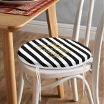 - RealHomes Yuvarlak Fermuarlı Minder - Realhomes Beyaz Zeminde Siyah Çizgili Gold Yazılı Happy Holidays Yazılı Dijital Baskılı Modern Yuvarlak Fermuarlı Sandalye Minderi Realhomes