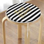 - RealHomes Yuvarlak Fermuarlı Minder - Realhomes Beyaz Zeminde Siyah Çizgili Gold Yazılı Happy Holidays Yazılı Dijital Baskılı Modern Yuvarlak Fermuarlı Sandalye Minderi Realhomes