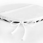 - RealHomes Yuvarlak Fermuarlı Minder - Realhomes Beyaz Zeminde Siyah Çizgili Gold Yazılı Happy Holidays Yazılı Dijital Baskılı Modern Yuvarlak Fermuarlı Sandalye Minderi Realhomes