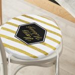 - RealHomes Yuvarlak Fermuarlı Minder - Realhomes Beyaz Zemin Üzerinde Gold Detaylı Happy Holidays Yazılı Dijital Baskılı Modern Yuvarlak Fermuarlı Sandalye Minderi Realhomes