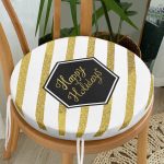 - RealHomes Yuvarlak Fermuarlı Minder - Realhomes Beyaz Zemin Üzerinde Gold Detaylı Happy Holidays Yazılı Dijital Baskılı Modern Yuvarlak Fermuarlı Sandalye Minderi Realhomes