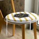 - RealHomes Yuvarlak Fermuarlı Minder - Realhomes Beyaz Zemin Üzerinde Gold Detaylı Happy Holidays Yazılı Dijital Baskılı Modern Yuvarlak Fermuarlı Sandalye Minderi Realhomes