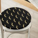 - RealHomes Yuvarlak Fermuarlı Minder - Realhomes Siyah Zemin Üzerinde Gold Detaylı Çizim Dijital Baskılı Modern Yuvarlak Fermuarlı Sandalye Minderi Realhomes