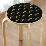 - RealHomes Yuvarlak Fermuarlı Minder - Realhomes Siyah Zemin Üzerinde Gold Detaylı Çizim Dijital Baskılı Modern Yuvarlak Fermuarlı Sandalye Minderi Realhomes