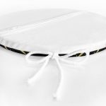 - RealHomes Yuvarlak Fermuarlı Minder - Realhomes Siyah Zemin Üzerinde Gold Detaylı Çizim Dijital Baskılı Modern Yuvarlak Fermuarlı Sandalye Minderi Realhomes