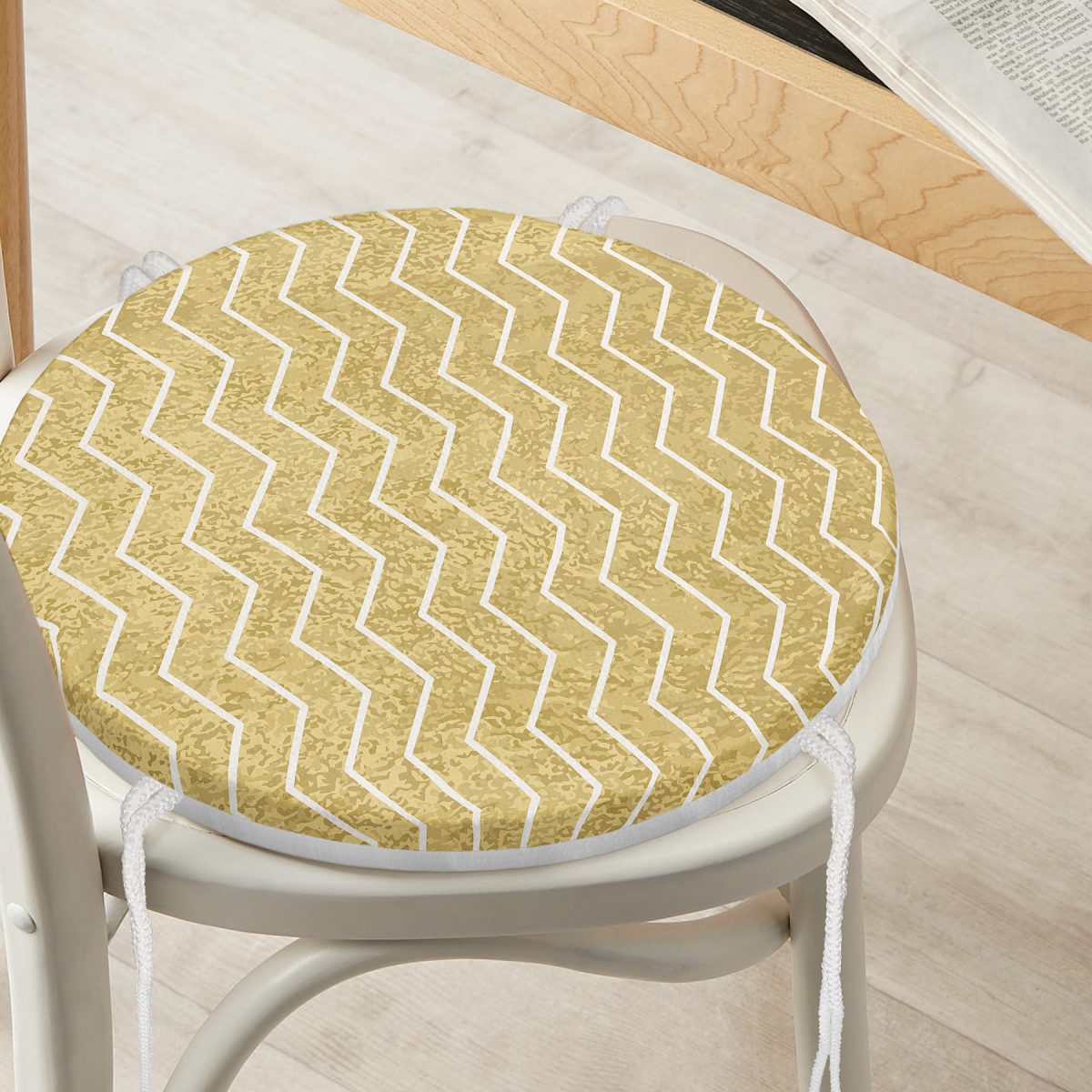 Gold Zemin Üzerinde Beyaz Geometrik Çizimli Dijital Baskılı Modern Yuvarlak Fermuarlı Sandalye Minderi Realhomes