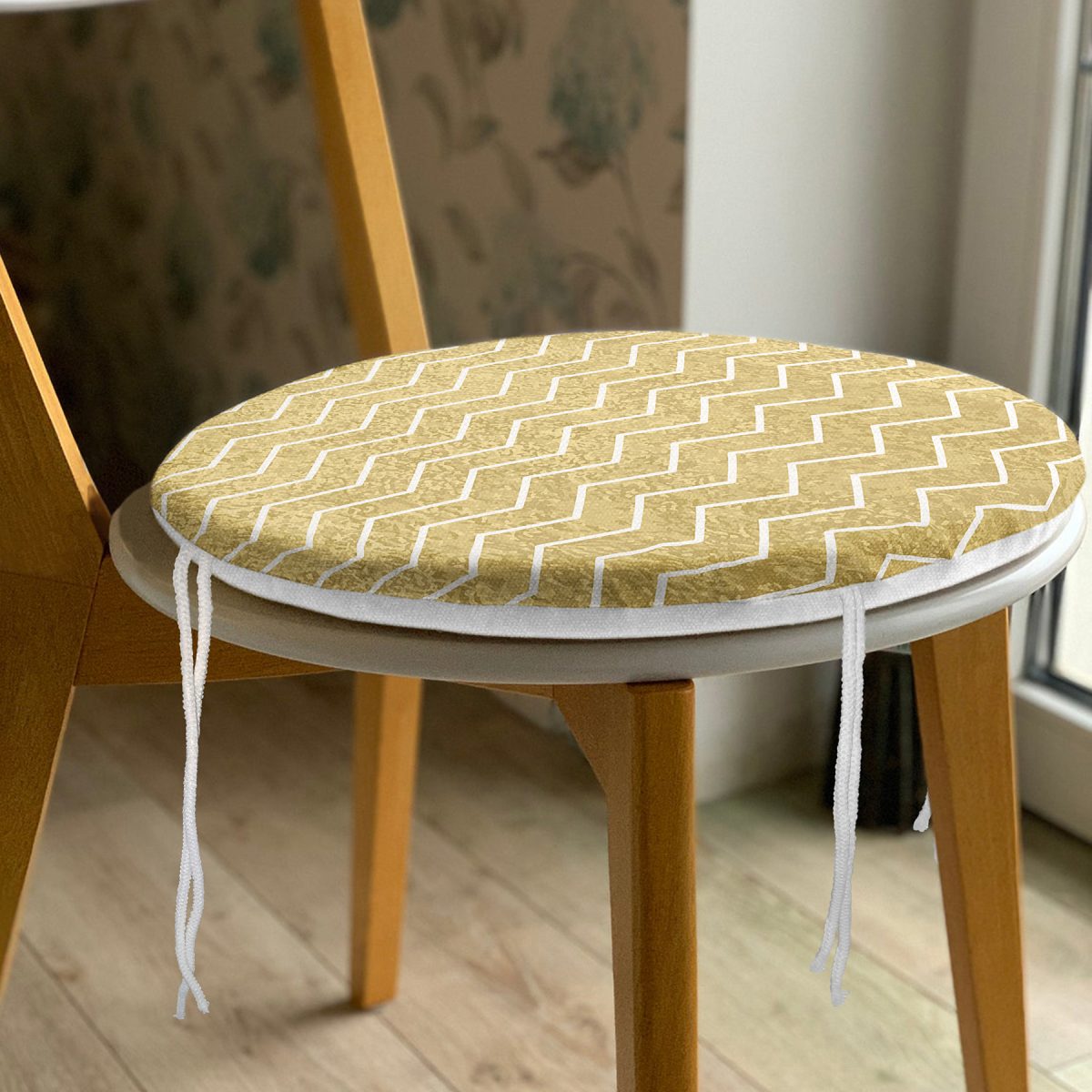 Gold Zemin Üzerinde Beyaz Geometrik Çizimli Dijital Baskılı Modern Yuvarlak Fermuarlı Sandalye Minderi Realhomes