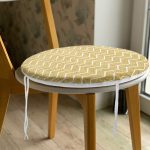 Gold Zemin Üzerinde Beyaz Geometrik Çizimli Dijital Baskılı Modern Yuvarlak Fermuarlı Sandalye Minderi Realhomes