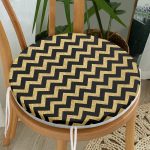 Gold Zemin Üzerinde Siyah Zikzak Desenli Dijital Baskılı Modern Yuvarlak Fermuarlı Sandalye Minderi Realhomes