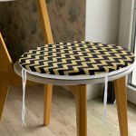 Gold Zemin Üzerinde Siyah Zikzak Desenli Dijital Baskılı Modern Yuvarlak Fermuarlı Sandalye Minderi Realhomes