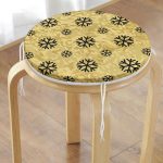 Gold Zemin Üzerinde Siyah Renkli Kar tanesi Desenli Dijital Baskılı Modern Yuvarlak Fermuarlı Sandalye Minderi Realhomes