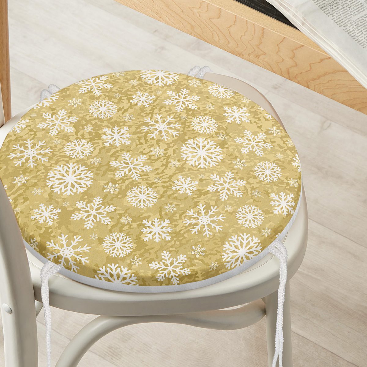 Gold Zemin Üzerinde Beyaz Renkli Kar tanesi Desenli Dijital Baskılı Modern Yuvarlak Fermuarlı Sandalye Minderi Realhomes