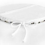 - RealHomes Yuvarlak Fermuarlı Minder - Realhomes  Beyaz Zemin Üzerinde Gold Detaylı Hediye Paketi Desenli Dijital Baskılı Modern Yuvarlak Fermuarlı Sandalye Minderi Realhomes