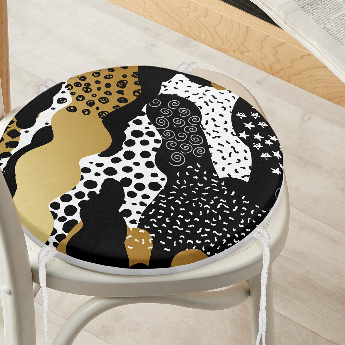 Siyah Zemin Üzerinde Gold Detaylı Modern Desenli Dijital Baskılı Modern Yuvarlak Fermuarlı Sandalye Minderi Realhomes