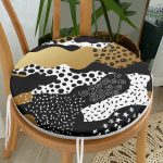 - RealHomes Yuvarlak Fermuarlı Minder - Realhomes Siyah Zemin Üzerinde Gold Detaylı Modern Desenli Dijital Baskılı Modern Yuvarlak Fermuarlı Sandalye Minderi Realhomes