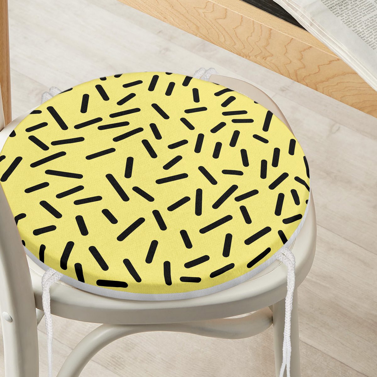 Sarı Zemin Üzerinde Siyah Puantiye Desenli Dijital Baskılı Modern Yuvarlak Fermuarlı Sandalye Minderi Realhomes