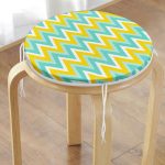 Renkli Zemin Üzerinde Geometrik Zikzak Desenli Dijital Baskılı Modern Yuvarlak Fermuarlı Sandalye Minderi Realhomes
