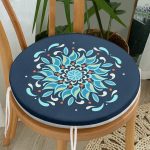 - RealHomes Yuvarlak Fermuarlı Minder - Realhomes  Renkli Zemin Üzerinde Çini Desenli Dijital Baskılı Modern Yuvarlak Fermuarlı Sandalye Minderi Realhomes