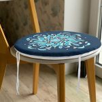 - RealHomes Yuvarlak Fermuarlı Minder - Realhomes  Renkli Zemin Üzerinde Çini Desenli Dijital Baskılı Modern Yuvarlak Fermuarlı Sandalye Minderi Realhomes