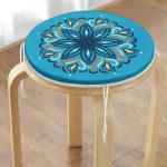 - RealHomes Yuvarlak Fermuarlı Minder - Realhomes  Renkli Zemin Üzerinde Çini Desenli Dijital Baskılı Modern Yuvarlak Fermuarlı Sandalye Minderi Realhomes