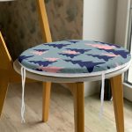 - RealHomes Yuvarlak Fermuarlı Minder - Realhomes Renkli Zeminde Pastel Renkli Siyah Çam Ağacı Desenli Dijital Baskılı Modern Yuvarlak Fermuarlı Sandalye Minderi Realhomes