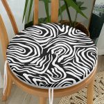 - RealHomes Yuvarlak Fermuarlı Minder - Realhomes  Siyah Zemin Üzerinde Beyaz Geometrik Desenli Dijital Baskılı Modern Yuvarlak Fermuarlı Sandalye Minderi Realhomes