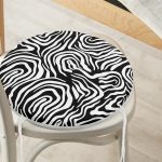 - RealHomes Yuvarlak Fermuarlı Minder - Realhomes  Siyah Zemin Üzerinde Beyaz Geometrik Desenli Dijital Baskılı Modern Yuvarlak Fermuarlı Sandalye Minderi Realhomes
