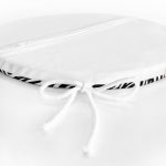 - RealHomes Yuvarlak Fermuarlı Minder - Realhomes  Siyah Zemin Üzerinde Beyaz Geometrik Desenli Dijital Baskılı Modern Yuvarlak Fermuarlı Sandalye Minderi Realhomes