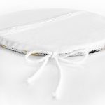 - RealHomes Yuvarlak Fermuarlı Minder - Realhomes  Beyaz Zemin Üzerinde Gold Detaylı Kar tanesi Desenli Dijital Baskılı Modern Yuvarlak Fermuarlı Sandalye Minderi Realhomes