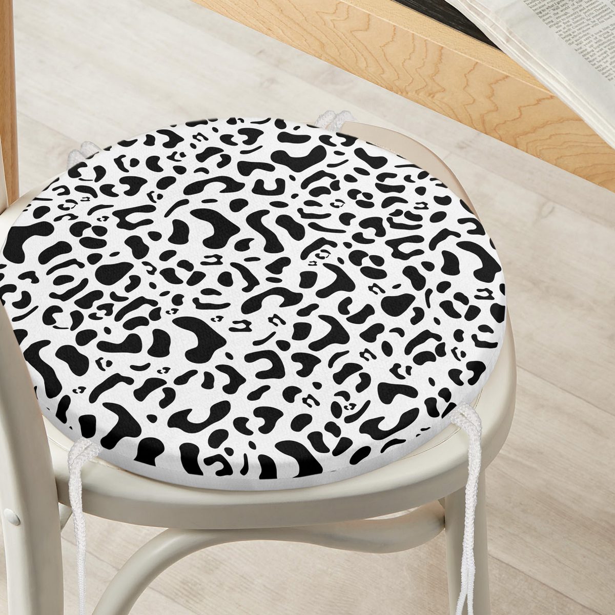 Beyaz Zemin Üzerinde Siyah Renkli Geometrik Çizim Dijital Baskılı Modern Yuvarlak Fermuarlı Sandalye Minderi Realhomes