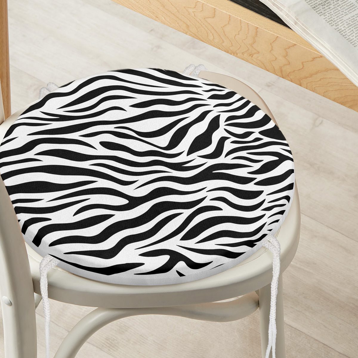 Beyaz Zemin Üzerinde Siyah Geometrik Desenli Dijital Baskılı Modern Yuvarlak Fermuarlı Sandalye Minderi Realhomes