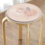 - RealHomes Yuvarlak Fermuarlı Minder - Realhomes Pastel Zemin Üzerinde Antik Desenli Dijital Baskılı Modern Yuvarlak Fermuarlı Sandalye Minderi Realhomes