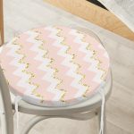 - RealHomes Yuvarlak Fermuarlı Minder - Realhomes Pembe Zemin Üzerinde Gold Detaylı Renkli Zikzak Desenli Dijital Baskılı Modern Yuvarlak Fermuarlı Sandalye Minderi Realhomes
