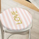- RealHomes Yuvarlak Fermuarlı Minder - Realhomes Beyaz Zeminde Renkli Çizgili Gold Detaylı Love Yazılı Dijital Baskılı Modern Yuvarlak Fermuarlı Sandalye Minderi Realhomes