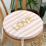 - RealHomes Yuvarlak Fermuarlı Minder - Realhomes Beyaz Zeminde Renkli Çizgili Gold Detaylı Love Yazılı Dijital Baskılı Modern Yuvarlak Fermuarlı Sandalye Minderi Realhomes