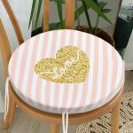 - RealHomes Yuvarlak Fermuarlı Minder - Realhomes Beyaz Zemin Üzerinde Gold Renkli Love Yazılı Dijital Baskılı Modern Yuvarlak Fermuarlı Sandalye Minderi Realhomes