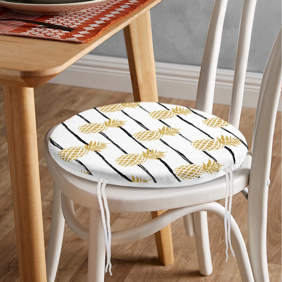 Beyaz Zemin Üzerinde Gold Renkli Ananas Desenli Dijital Baskılı Modern Yuvarlak Fermuarlı Sandalye Minderi Realhomes
