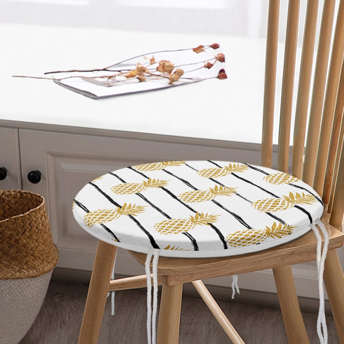 Beyaz Zemin Üzerinde Gold Renkli Ananas Desenli Dijital Baskılı Modern Yuvarlak Fermuarlı Sandalye Minderi Realhomes